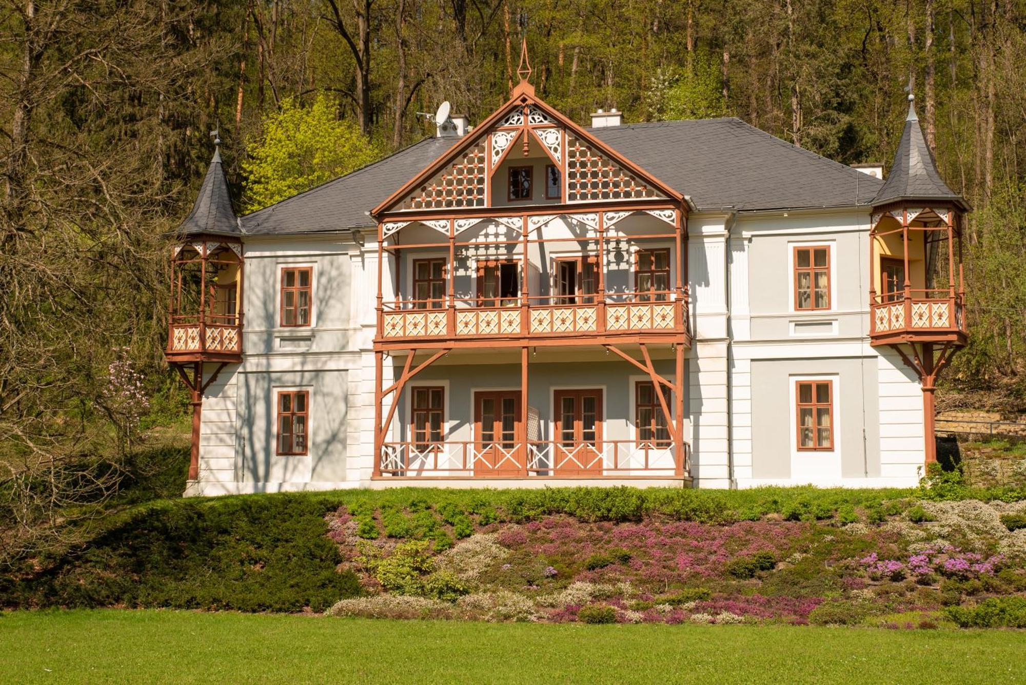 Alpska Ruze Hotel Luhacovice Bagian luar foto